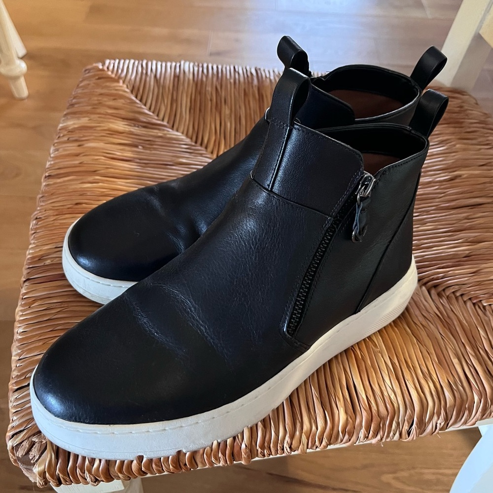 Vionic Shoes size 8 black zip up bootie shoe, great used condition.